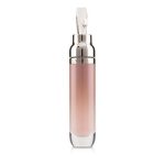 An iridescent sheen with an irresistible sensation. Infused with Miracle Broth™, this serum-inspired treatment instantly plumps, protects and visibly softens lines for lips that look immediately more defined. Protected with anti-oxidants and nourished with healing hydration, just one swipe of this gorgeous gloss and you’ll realize why nothing less than La Mer will do