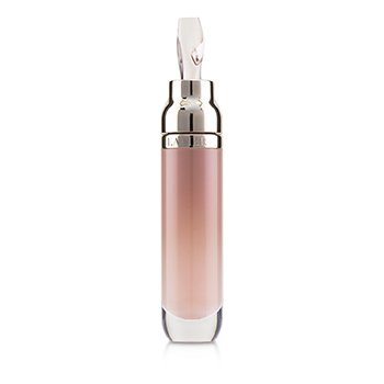 An iridescent sheen with an irresistible sensation. Infused with Miracle Broth™, this serum-inspired treatment instantly plumps, protects and visibly softens lines for lips that look immediately more defined. Protected with anti-oxidants and nourished with healing hydration, just one swipe of this gorgeous gloss and you’ll realize why nothing less than La Mer will do
