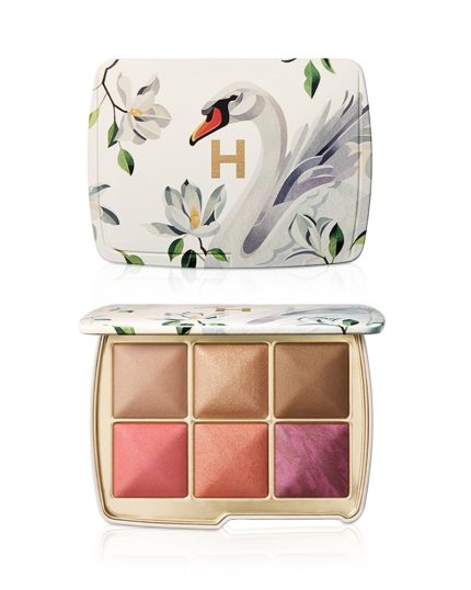 ستمتعي بإطلالة ساحرة في كواليس الاحتفالات مع مجموعة إضاءة Hourglass Ambient Lighting Edit Unlocked. تتميز هذه اللوحة، المُصممة بعبوة محدودة الإصدار، بأعمال فنية فريدة من فنانة الوشم، ساشا للجنسين. تضم ثلاثة ألوان جديدة من أحمر الخدود، وتُناسب رموز العلامات التجارية الشهيرة، لإضفاء لمسة من الخدود، والبرونزية، والإضاءة، والتثبيت بلمسة واحدة. بفضل تقنية Photoluminescent، تُضفي كل بودرة إشراقة وإشراقة، دون الحاجة إلى فلتر.