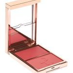 تركيبة مزدوجة: تتميز بلشر كريمي حريري وبلشر بودرة تكميلية في عبوة واحدة صغيرة للاستخدام متعدد الاستخدامات والاستخدام طويل الأمد وصف اللون: "شيز ذات جيرل" هو لون وردي خوخي دافئ يضفي على ألوان البشرة المتعددة ويخلق تدفقًا طبيعيًا الملمس: تركيبة كريمية بلمسة نهائية من الساتان تنزلق بسلاسة بينما يضيف المسحوق بعدًا ويطيل وقت التآكل الاستخدام: استخدمي الأصابع أو الفرشاة لوضع قاعدة الكريم، ثم ضع بودرة مطابقة في الأعلى للحصول على لون محسن وقابل للبناء استخدام متعدد الاستخدامات: يمكن ارتداؤه بشكل منفصل أو طبقات معًا - كريم للحصول على لمسة نهائية ندية، مسحوق لمظهر غير لامع، أو يمكن دمجه للحصول على توهج الأبعاد