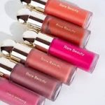 يكويد بلاش فيروسي من رير بيوتي، نقطة واحدة منه تعطي لون قوي يندمج بسهولة ويثبت حتى 12 ساعة. تركيبة خفيفة جداً على البشرة، متوفر بدرجات شهيرة مثل Bliss وHope وHappy وWorth وVirtue، لذلك يباع هنا كـ تشكيلة درجات. مناسب لكل أنواع البشرة، ويمكن استخدامه فوق الفاونديشن أو على بشرة نظيفة لإحساس فريش.