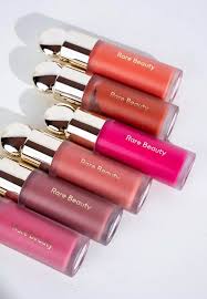 يكويد بلاش فيروسي من رير بيوتي، نقطة واحدة منه تعطي لون قوي يندمج بسهولة ويثبت حتى 12 ساعة. تركيبة خفيفة جداً على البشرة، متوفر بدرجات شهيرة مثل Bliss وHope وHappy وWorth وVirtue، لذلك يباع هنا كـ تشكيلة درجات. مناسب لكل أنواع البشرة، ويمكن استخدامه فوق الفاونديشن أو على بشرة نظيفة لإحساس فريش.